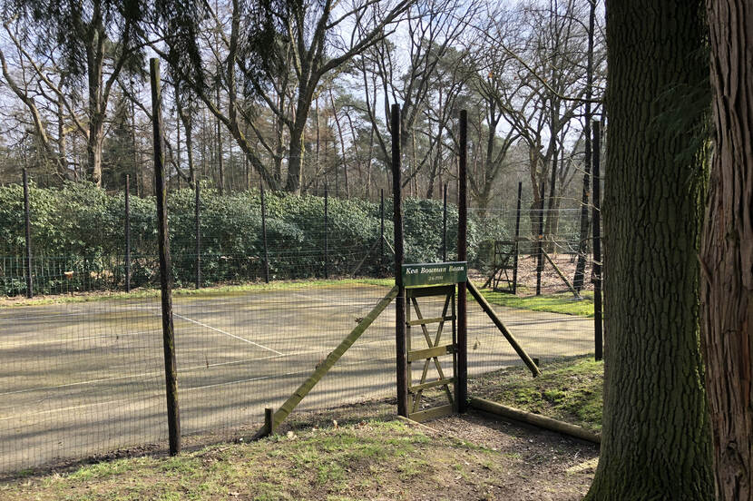 Tennisbaan op Landgoed De Sprengenberg bij het Overijsselse Haarle
