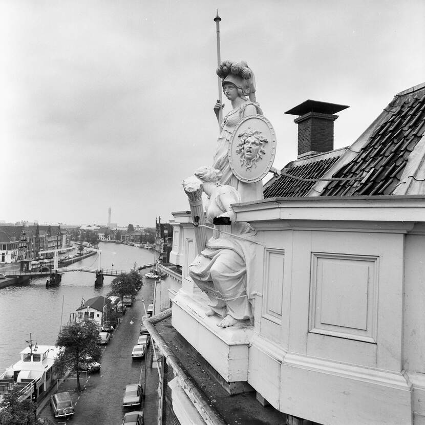 Foto van een detail met beeld op de gevel van het Hodshon Huis, Haarlem