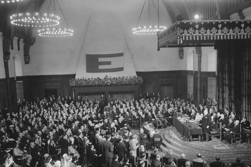Zwart-wit foto van groep mensen in de Ridderzaal ter gelegenheid van het Europacongres in Den Haag in 1948