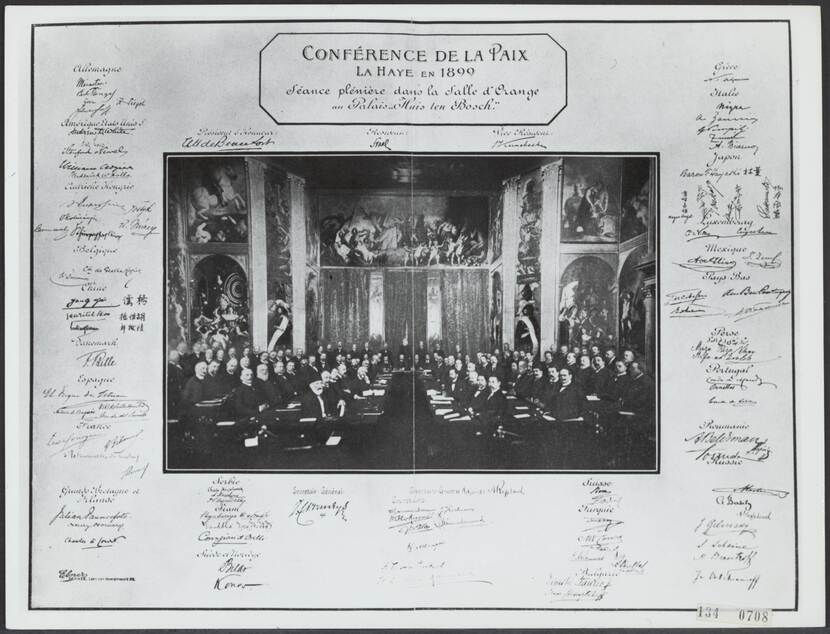Document met handtekening en foto van bijeenkomst Vredesconferentie in Huis ten Bosch te Den Haag in 1899
