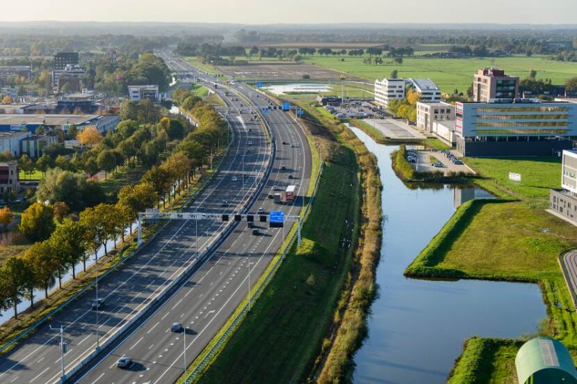Luchtfoto van de autosnelweg A12 bij Veenendaal