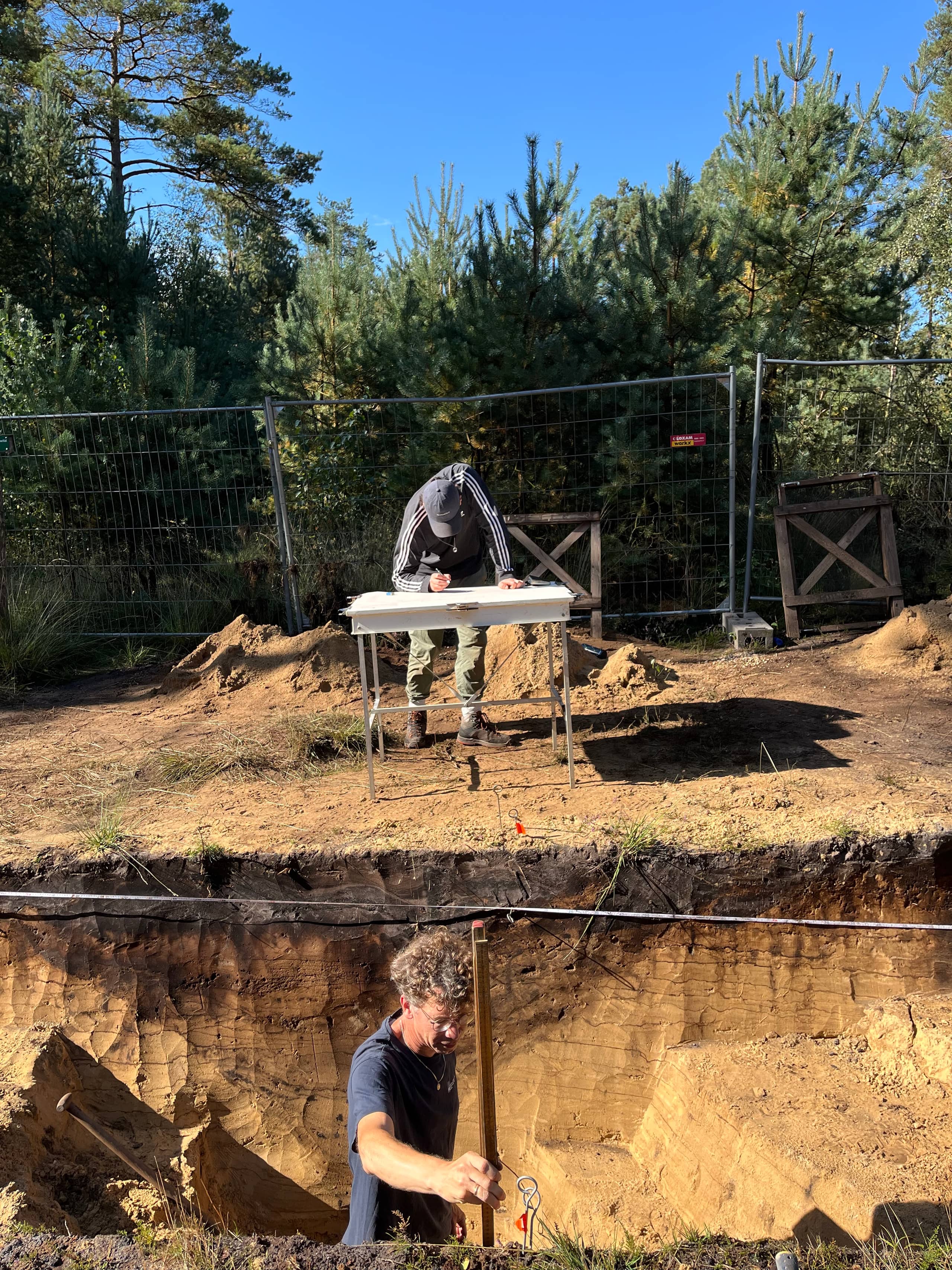 Archeologisch onderzoek Leuvenum (Ermelo) september 2025 profiel van de gracht wordt ingemeten en getekend