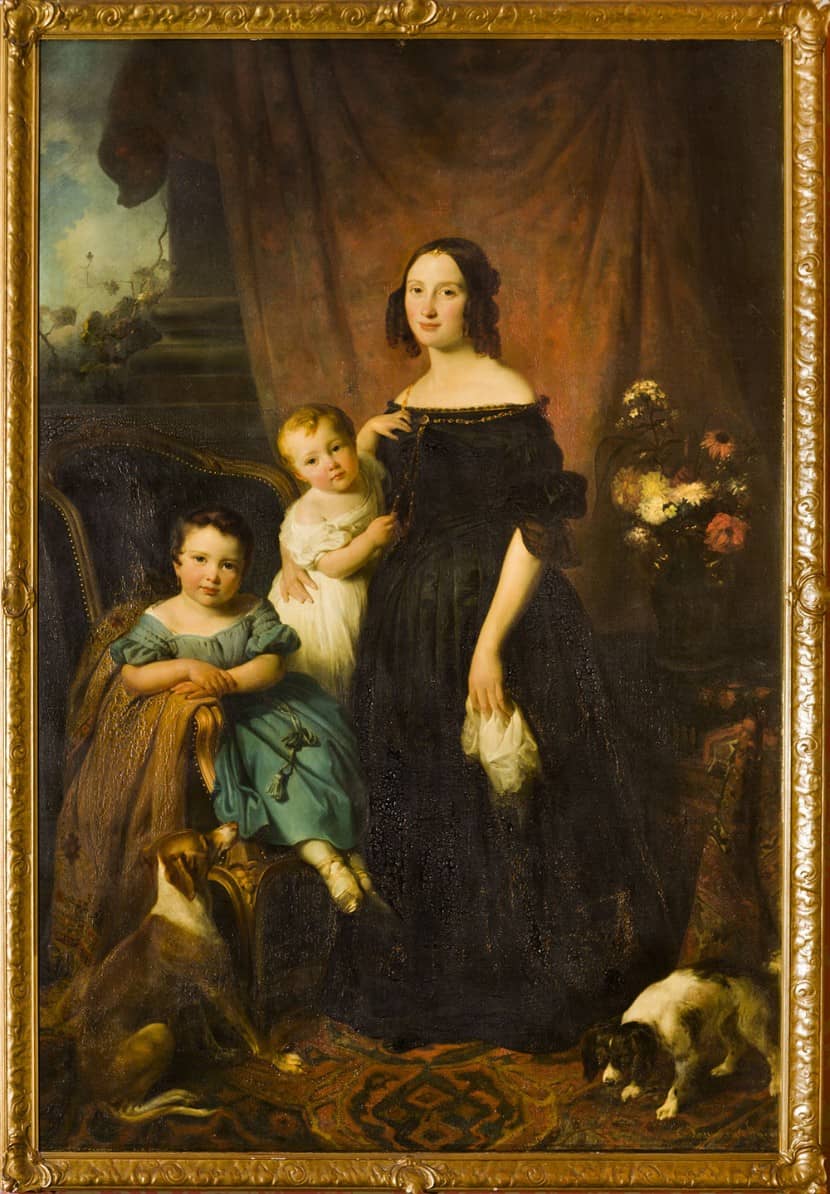 Schilderij met daarop een vrouw en twee kinderen, naast twee honden en een vaas met bloemen.