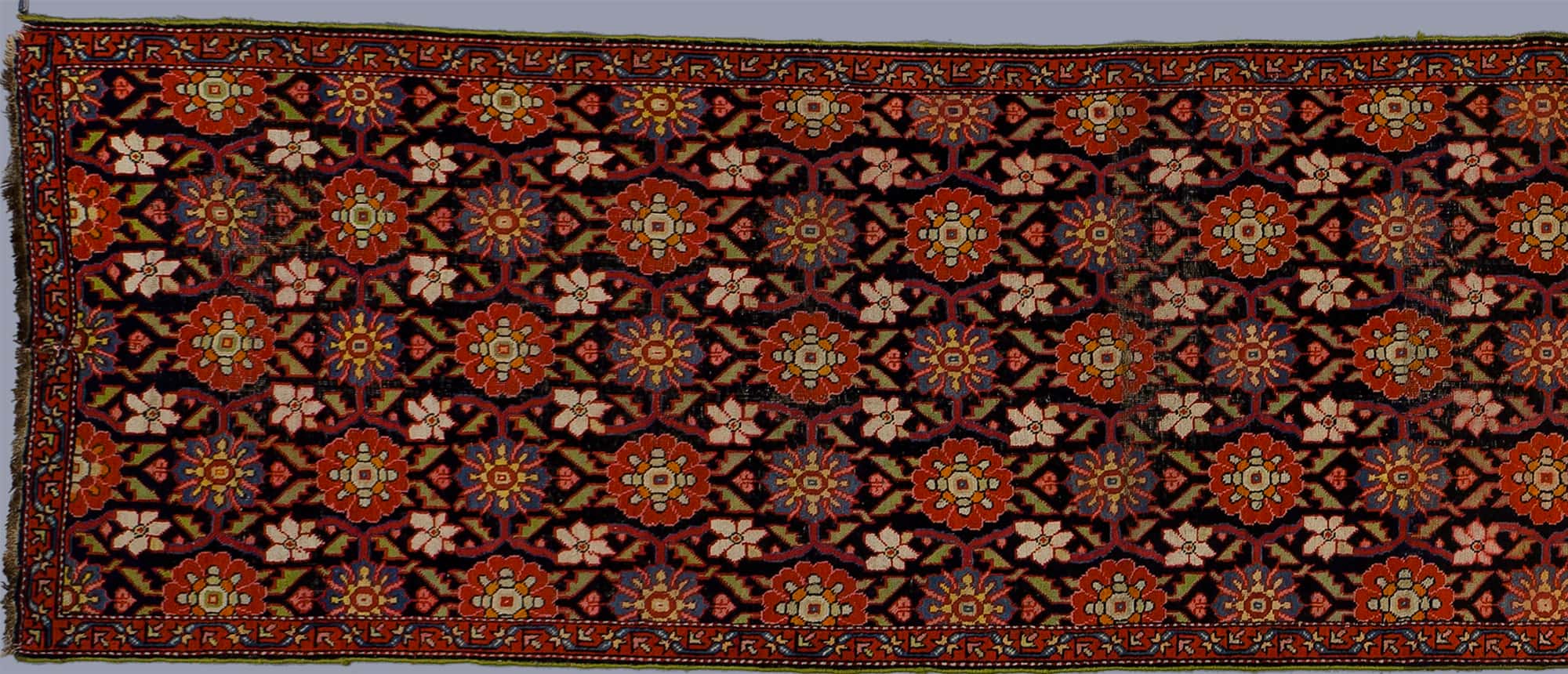 Tapijt van wol met bloemmotief van NK-collectie inventarisnummer NK1080 linker deel