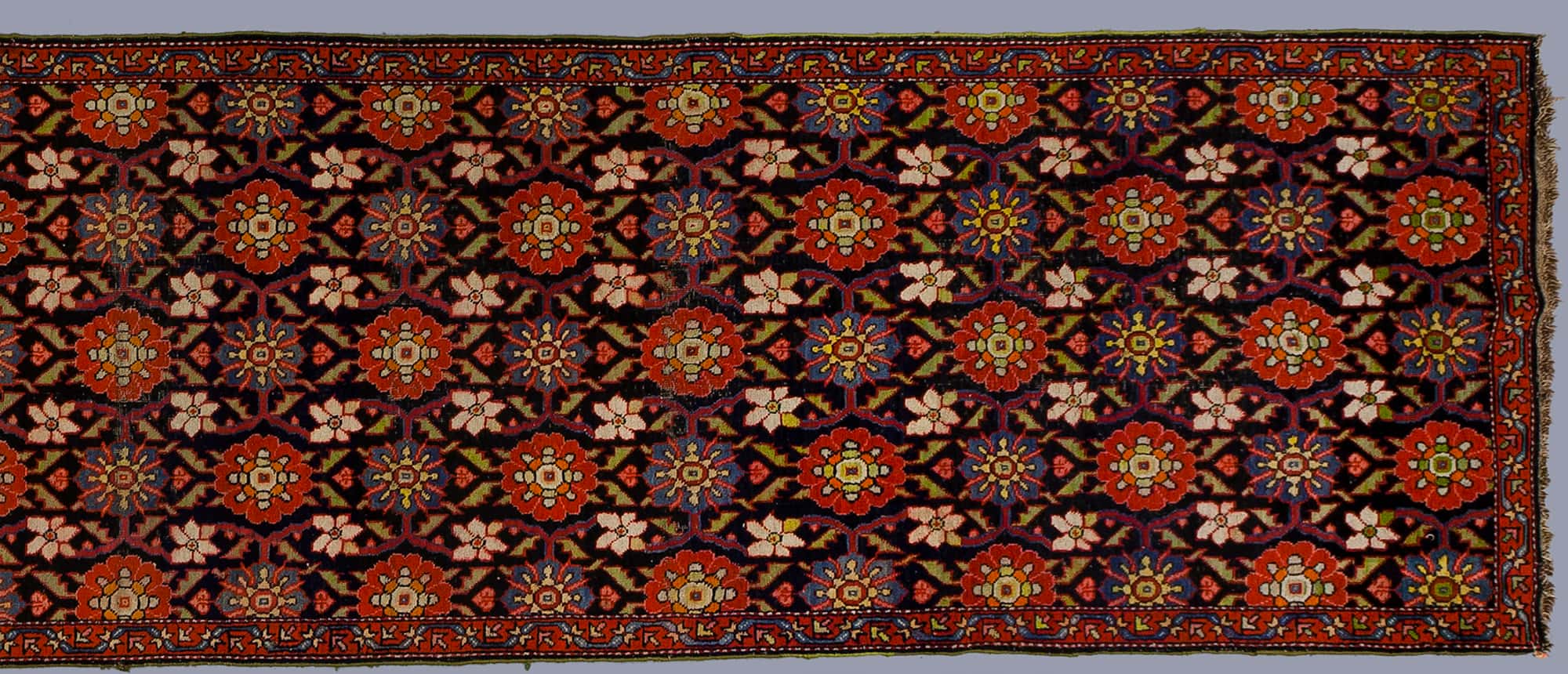 Tapijt van wol met bloemmotief van NK-collectie inventarisnummer NK1080 rechter deel