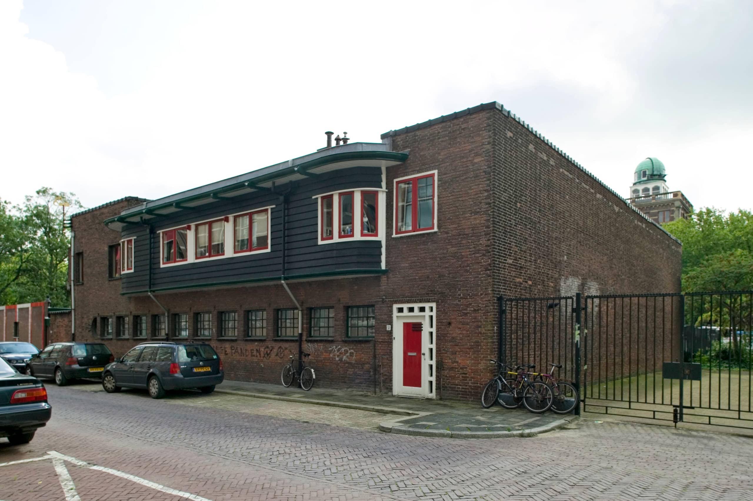 Foto van het botenhuis van de Delftse roeivereniging Laga