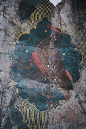 Behang uit de 18e eeuw beschilderd met vogel en andere decoraties