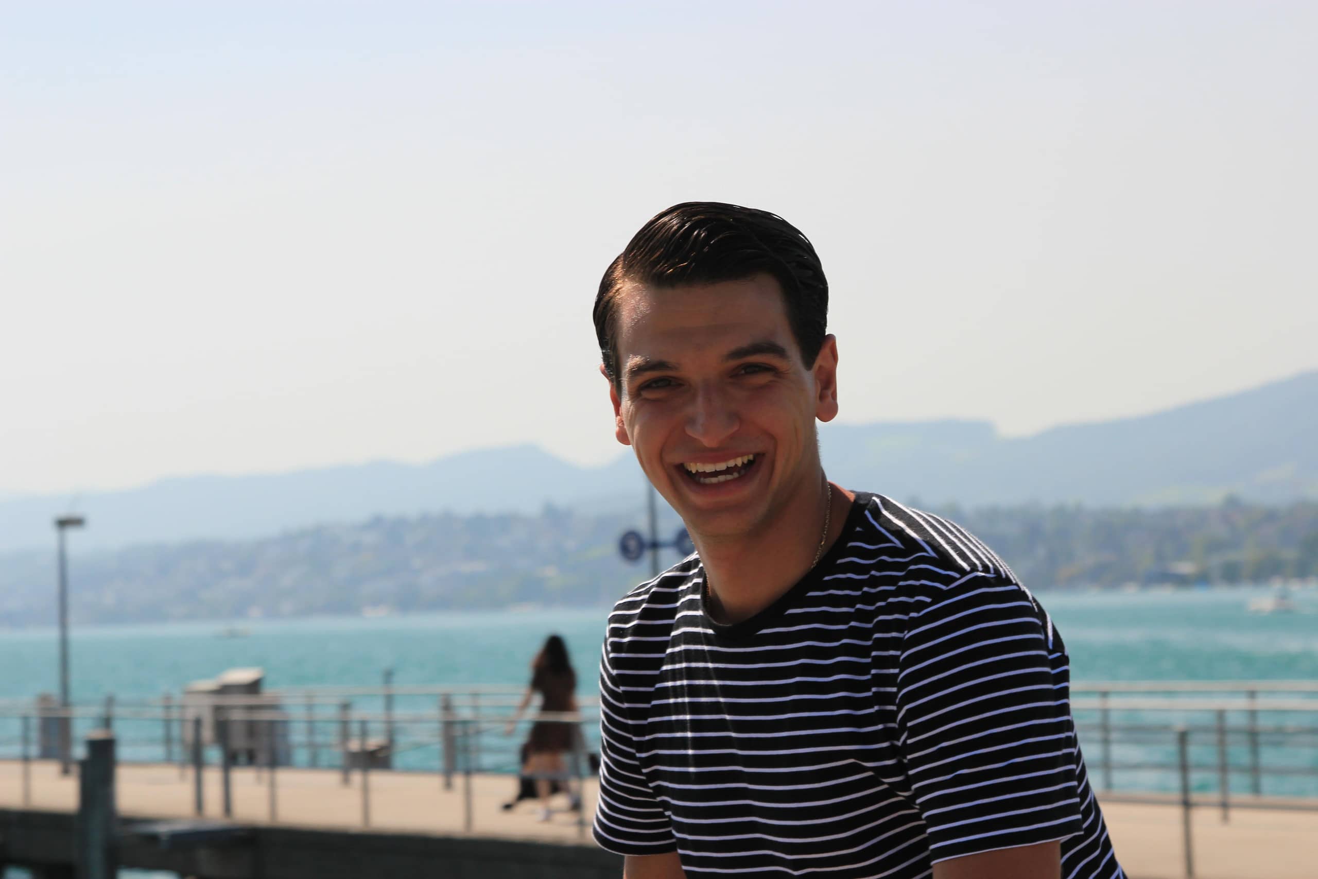 Lachende jongen kijkt in de camera