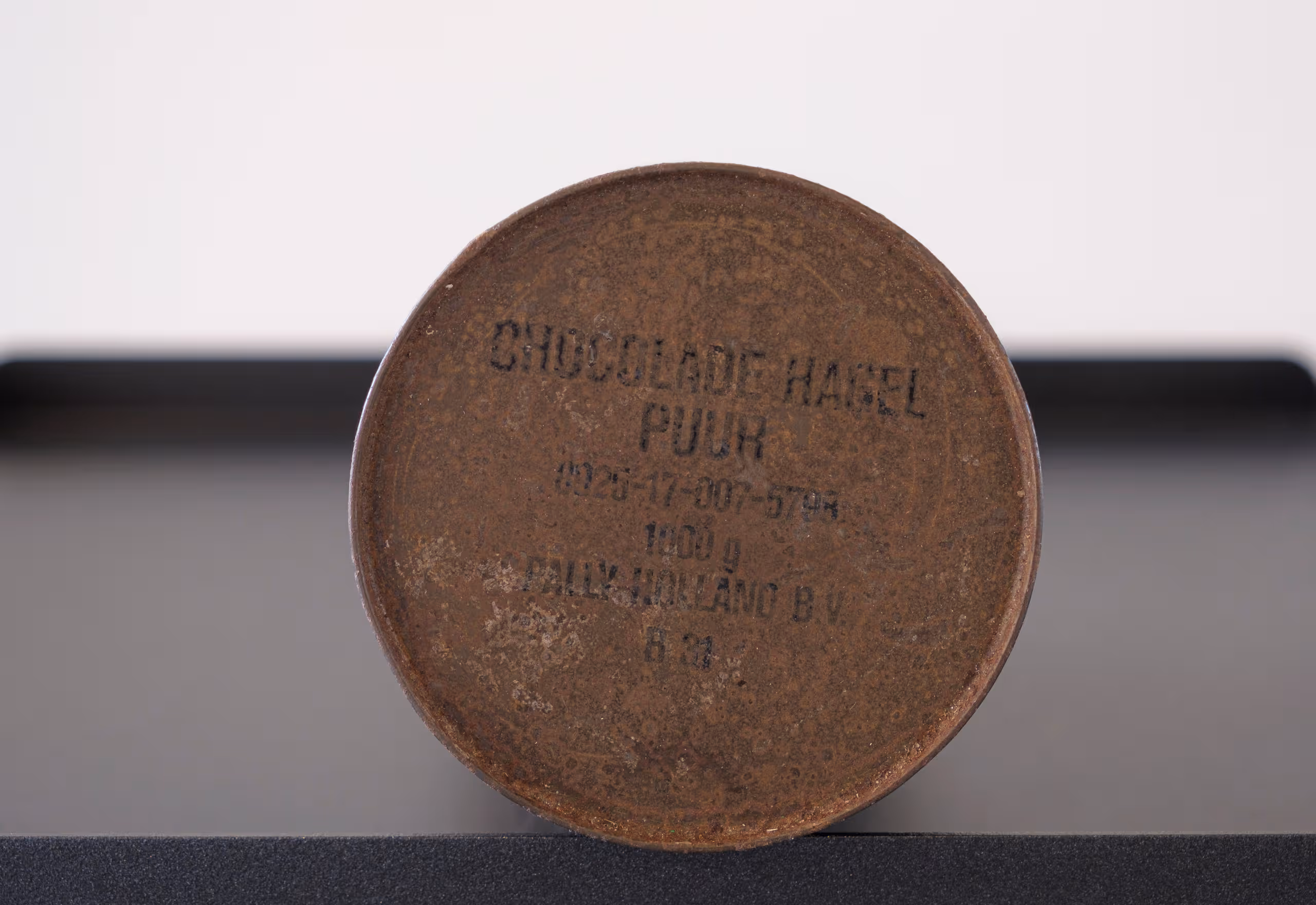 Onderkant van een noodrantsoen blik met daarop de tekst 'Chocolade hagel puur'
