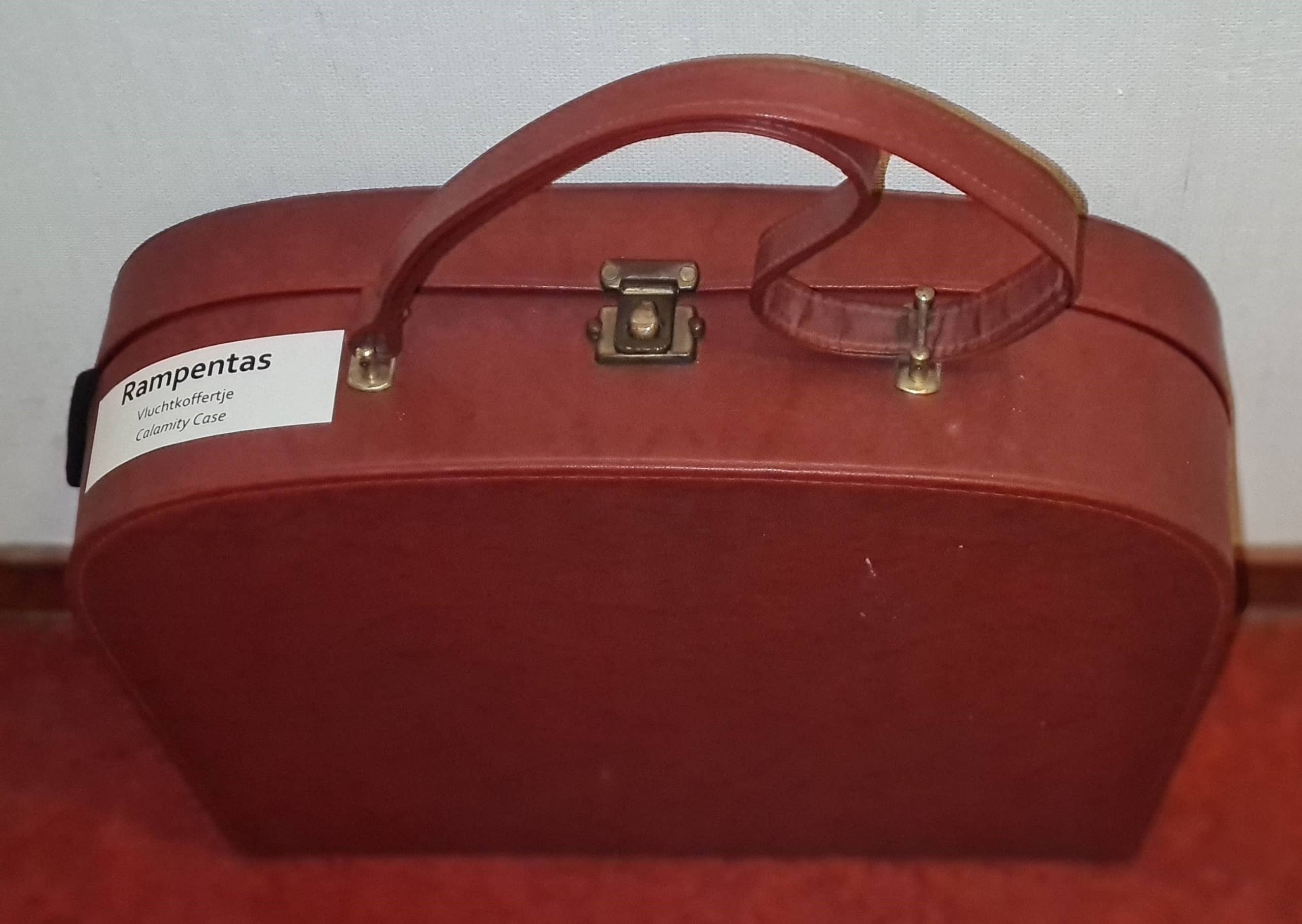 Rode koffer met twee hengels