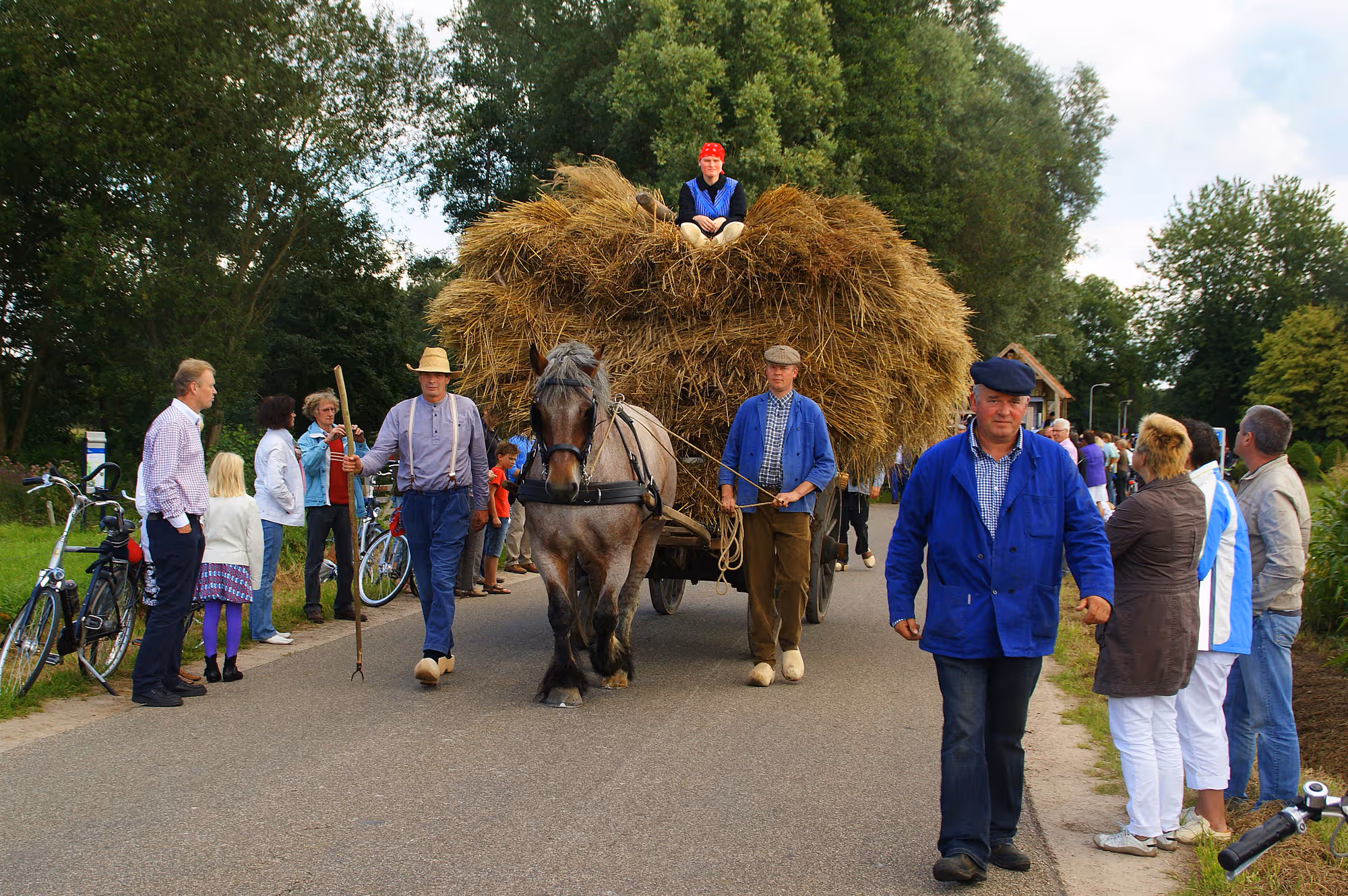 Stro halen tijdens de Cultuurhistorische optocht Saasveld