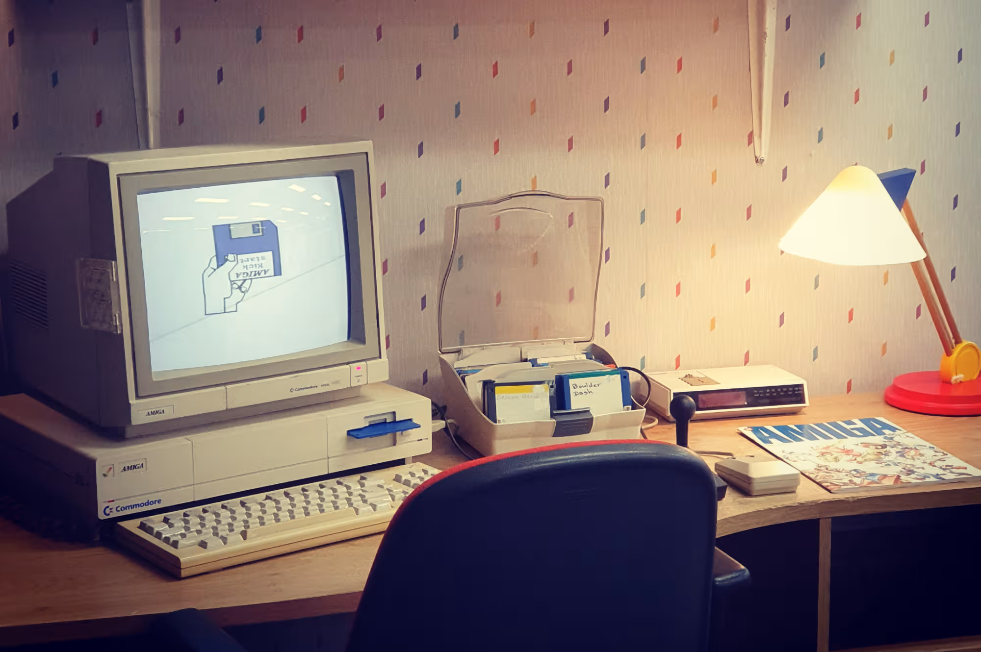 Het HomeComputerMuseum heeft diverse computers in hun natuurlijke omgeving geplaatst.