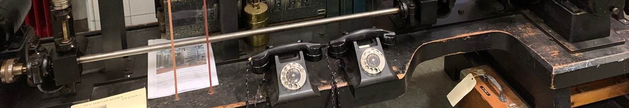 Ouderwetse telefoons van bakkeliet in een niet-museale omgeving
