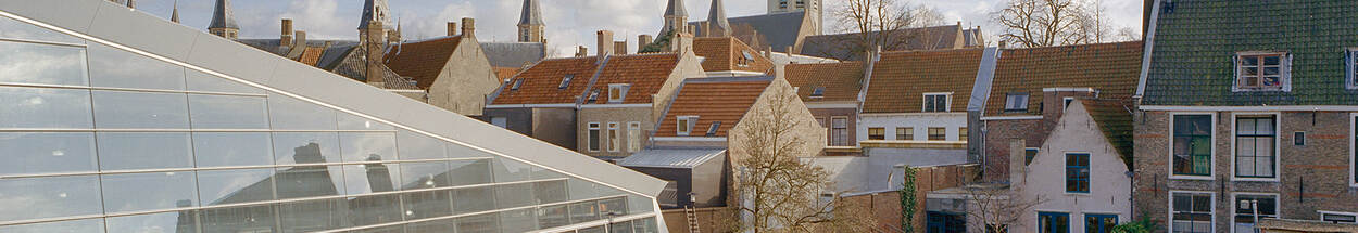 Zicht op nieuwbouw in het historische centrum van Middelburg.