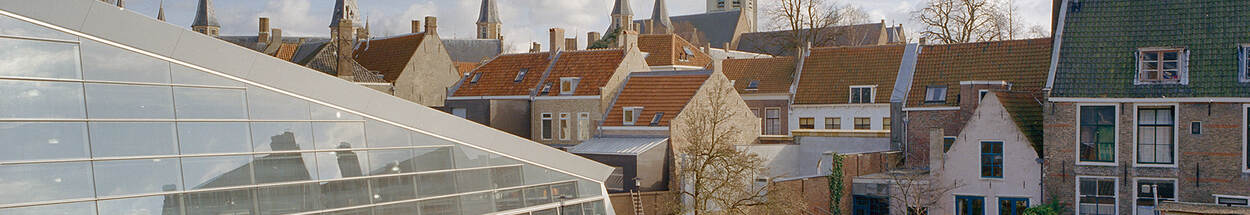 Zicht op nieuwbouw in het historische centrum van Middelburg.