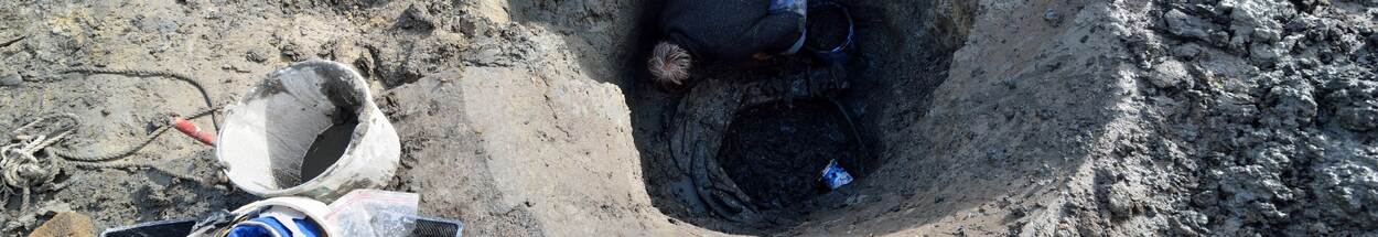 Man doet terpzoolonderzoek bij een archeologische opgraving in Lollum (Friesland)