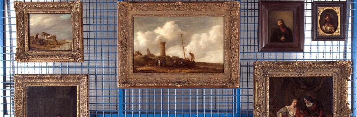 6 schilderijen aan een wand in het depot van de Rijksdienst voor het Cultureel Erfgoed