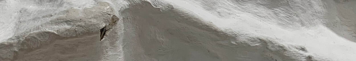 Detail van het witte, gebroken oppervlak uit een schilderij van Schoonhoven.