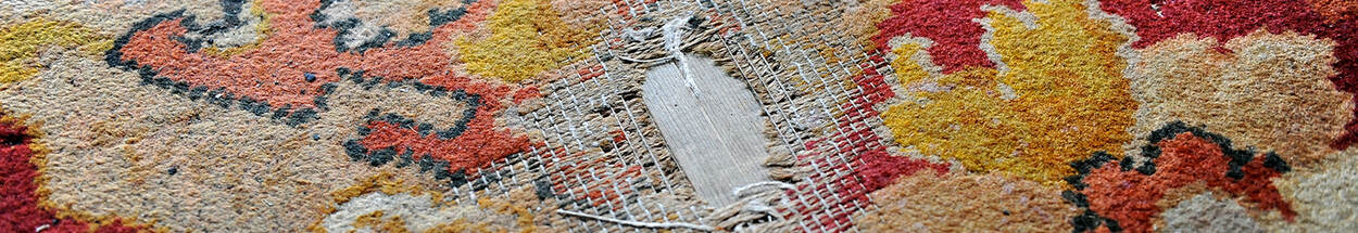 foto van een doorgesleten tapijt