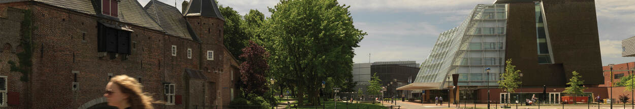 Foto van het gebouw van de RIjksdienst voor het Cultureel Erfgoed in Amersfoort, met links de Koppelpoort.