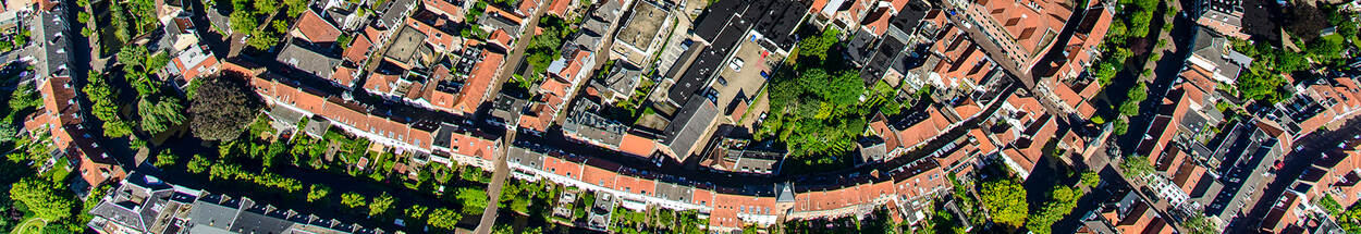 Luchtfoto van het stadscentrum van Amersfoort met de beeldbepalende torens en kerken.