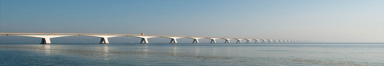 Foto van de Zeelandbrug met veel water en een lage horizon