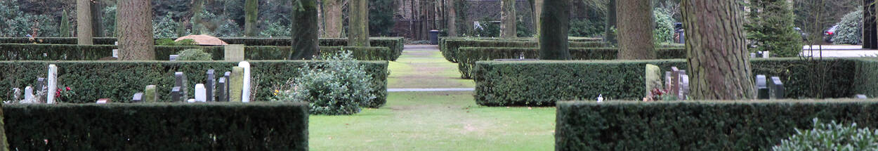 Begraafplaats met heggen als coulissen en tussen de heggen de begraafplaatsen en bomen