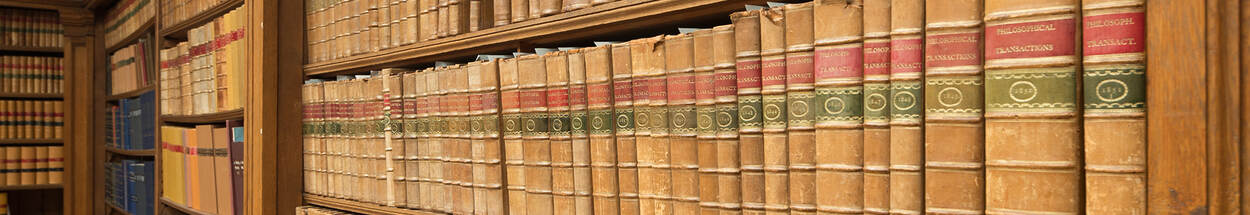 Interieurensemble van een boekenkast met oude boeken in Teylers Museum, Haarlem