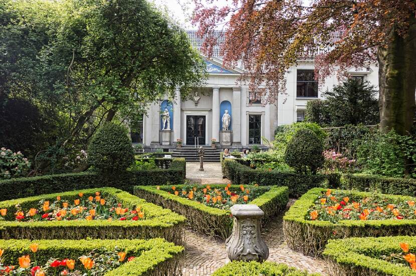 A garden with a building in the background