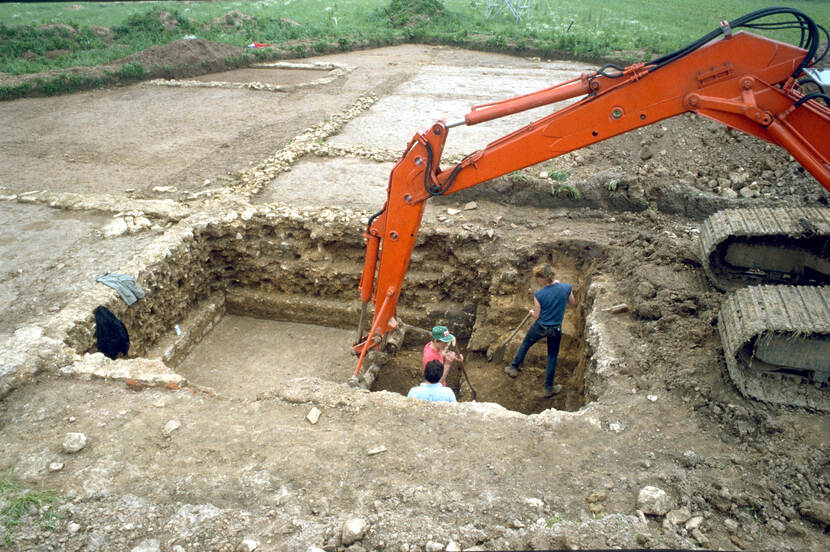 Foto van de opgraving van een kelder in de jaren '80 bij villa Voerendaal