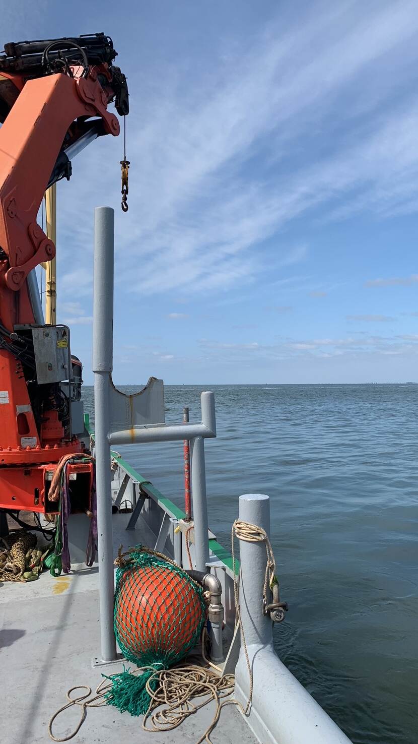 Foto van het onderzoeksschip De Wieringen 82, tijdens de eerste vaart naar de vindplaats Scheurrak SO1 vanuit Den Oever