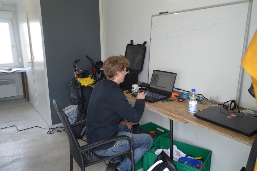foto van Rik Lettany aan het werk achter zijn laptop op het schip