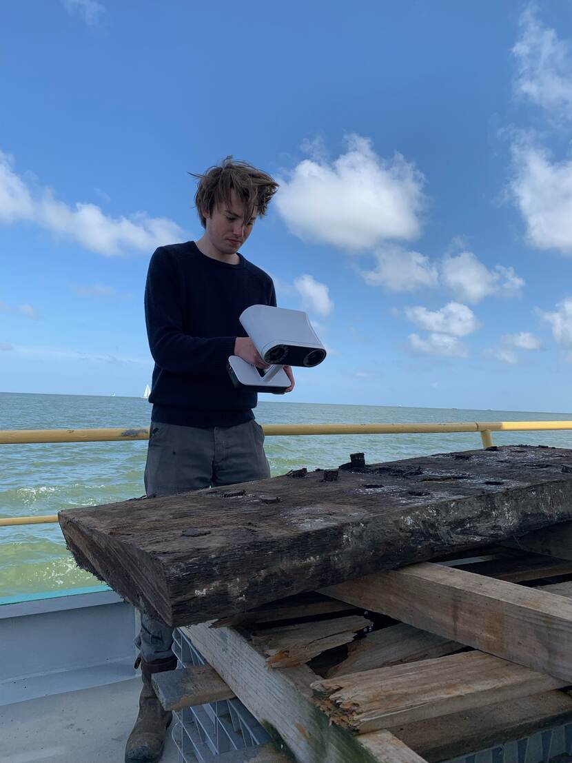 Student doet onderzoek aan wrakstuk