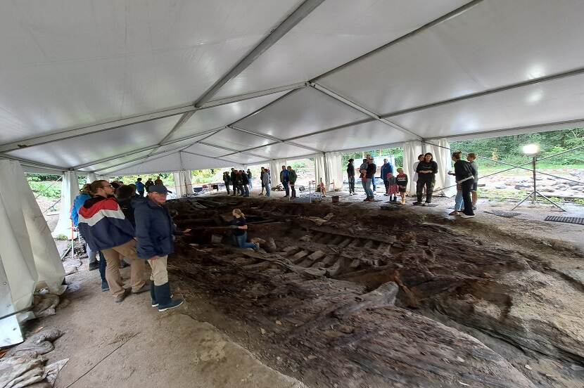 Bezoekers bekijken opgraving waterschip bij Veldschool Scheepsarcheologie Flevoland 2023