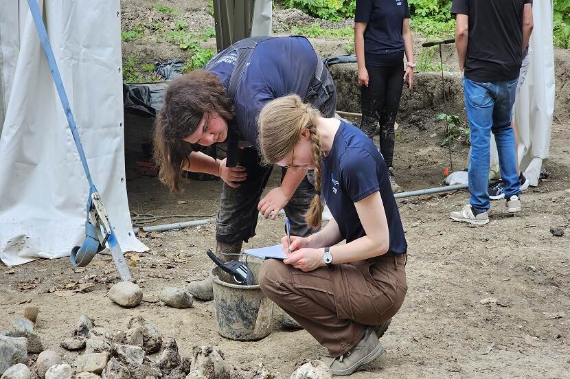 Veldschool Scheepsarcheologie Flevoland 2023 twee studenten bij de opgraving beschrijven vondsten