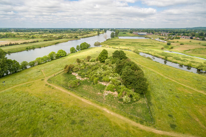 landschap vanuit de lucht gezien, waarin de resten van het Genneperhuis in het landschap zichtbaar zijn