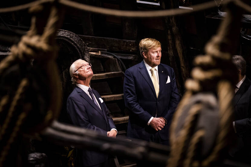 Koning Willem-Alexander en Koning Carl XVI Gustaf in het Vasa-schip