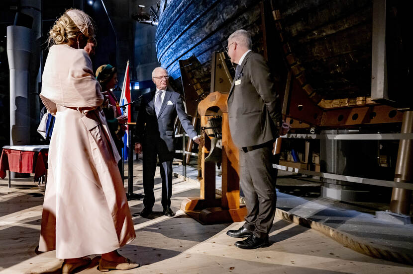 Groep mensen bij een scheepsbel