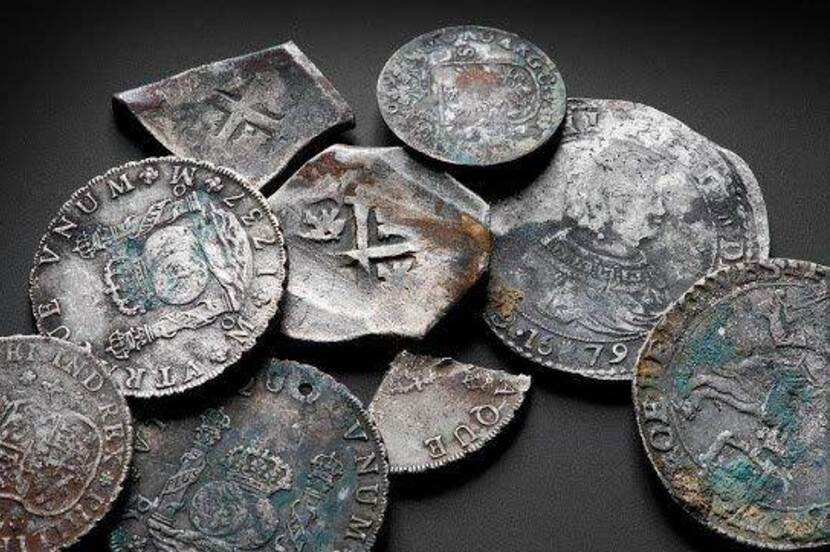 Zilveren munten die gevonden zijn op VOC schip de Rooswijk
