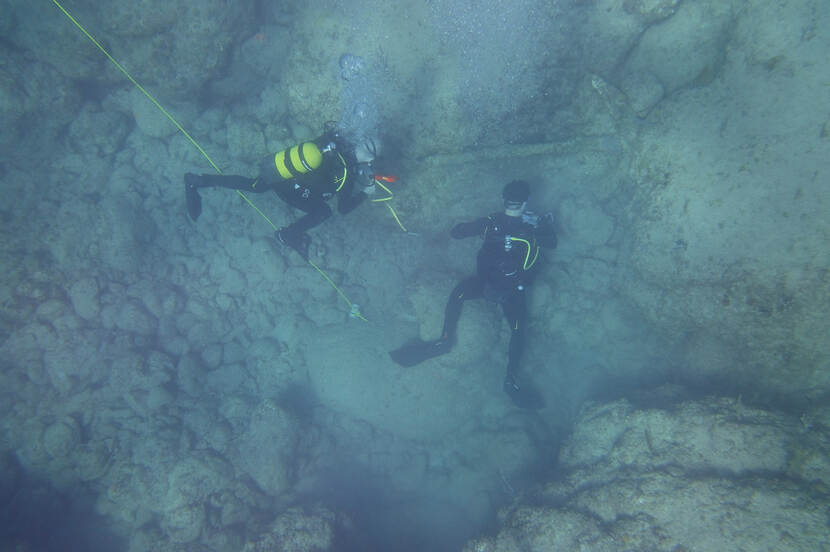 Maritiem archeologen van het Programma Maritiem Erfgoed Internationaal zijn bezig met het intekenen een houten stokanker in de buurt van de locatie waar Jol’s schepen zijn vergaan.