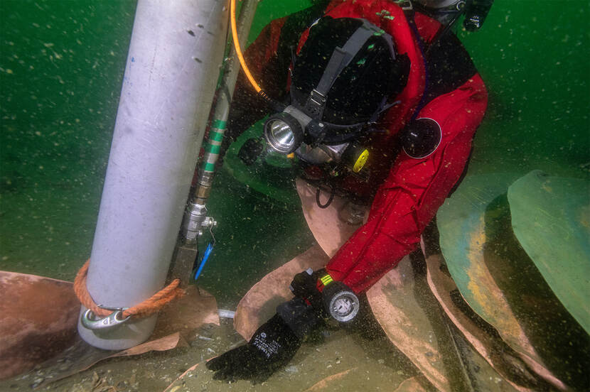 Maritiem archeoloog duikt koperplaten op uit scheepswrak in de Noordzee