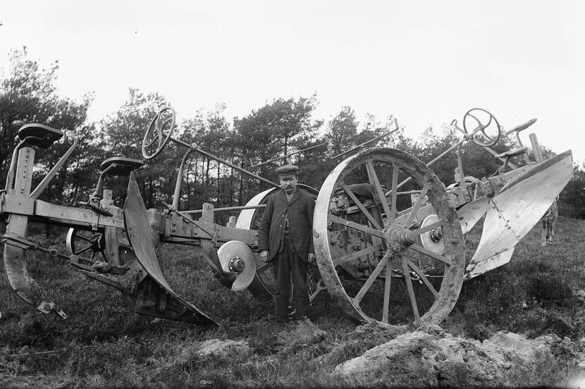 Foto van met behulp van een kabels aangedreven stoomploeg, omstreeks 1900