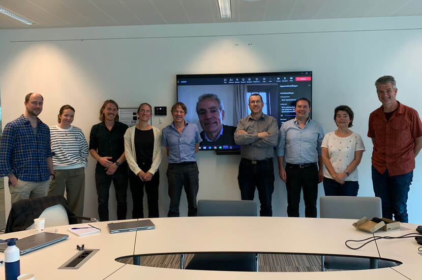 groep mensen poseert in vergaderzaal