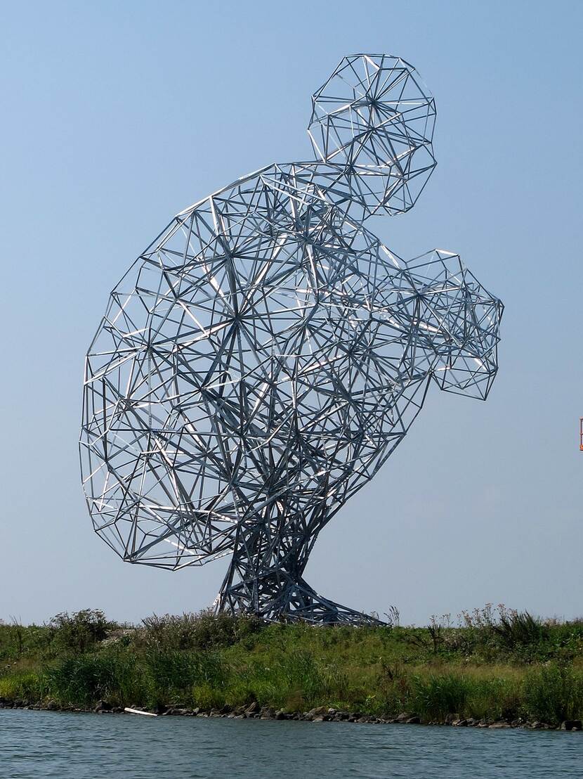 Foto van het Sculpture Exposure (2010) by Antony Gormley in Lelystad/The Netherlands, een hurkende man.