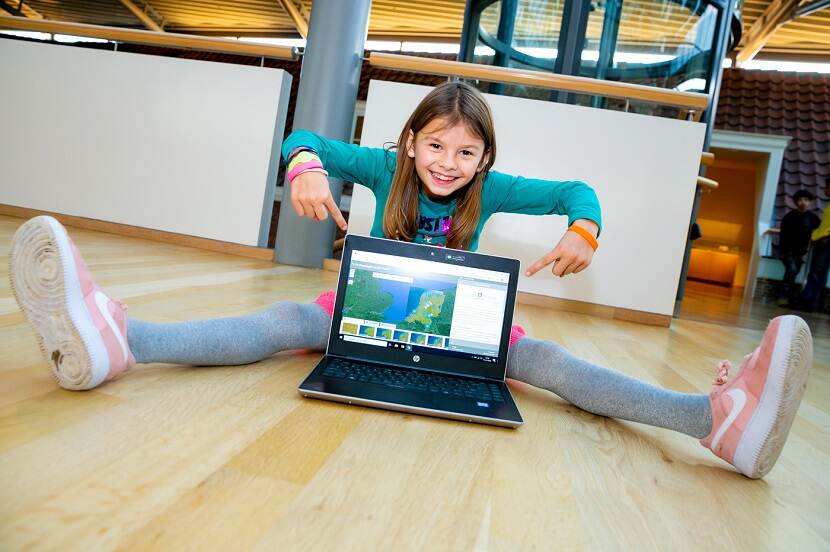 Meisje met laptop in het Rijksmuseum van Oudheden in Leiden