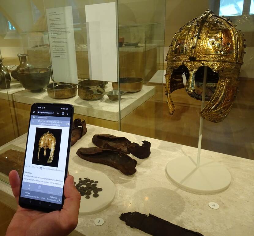 Mobiele telefoon bij vitrine in Rijksmuseum van Oudheden in Leiden