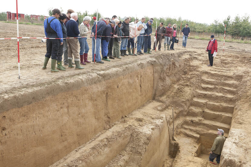 Mensen bij een archeologische opgraving