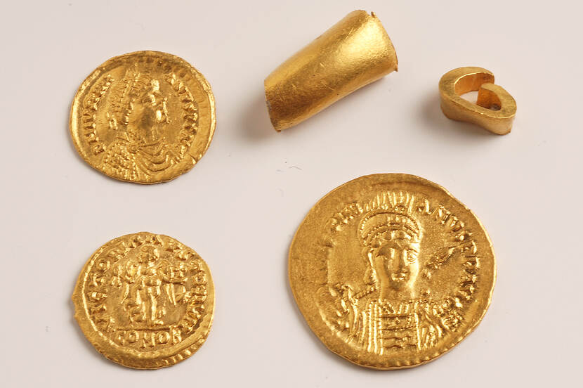 Goudschat uit het tweede kwart van de 6e eeuw van Wijk bij Duurstede-De Geer, bestaande uit drie munten en twee stukken van een goudbaar