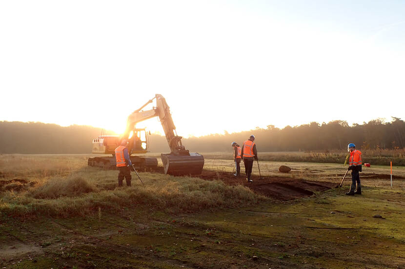 Foto van de opgraving in de vroege morgen