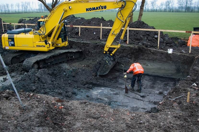 Op zoek naar archelogische resten bij een opgraving in Oostrum (Limburg).